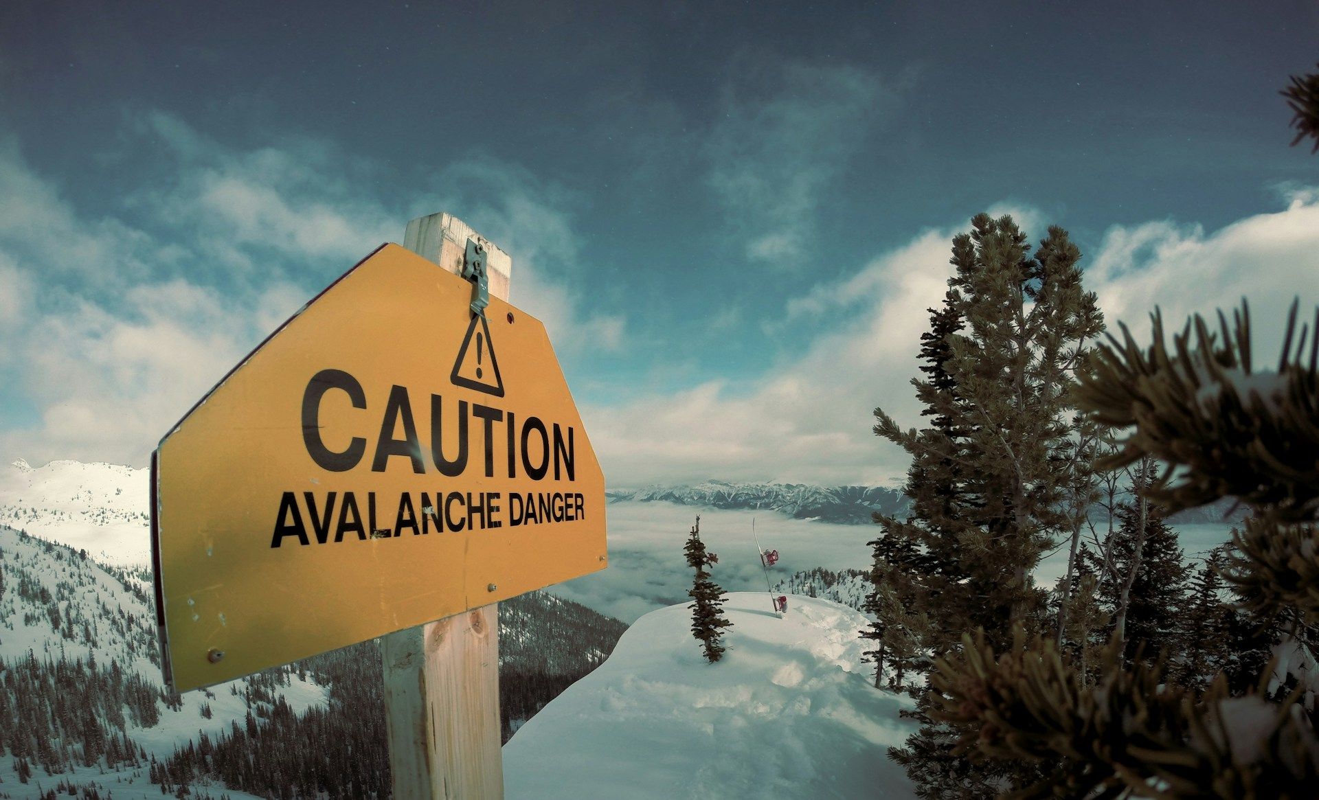 Caution avalanche (Nicolas Cool/Unsplash)