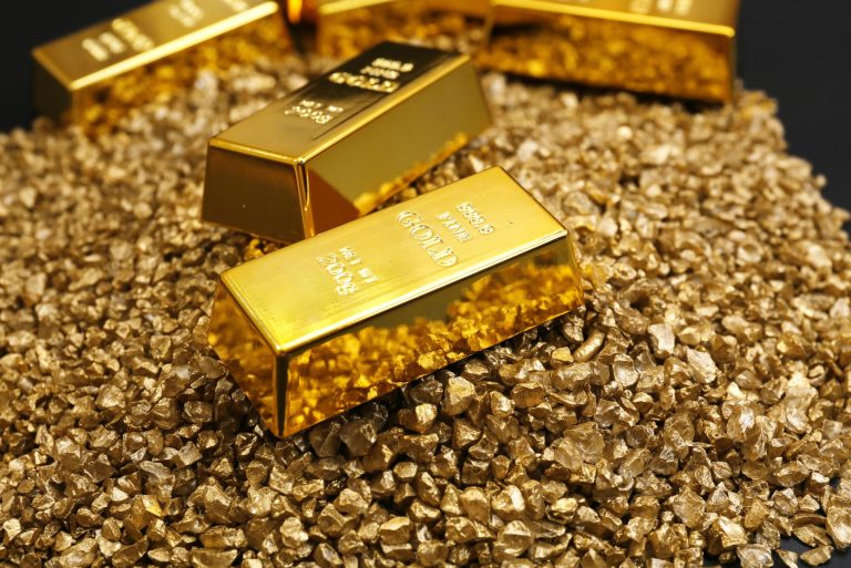 Gold breaks $3,000 an ounce (shutterstock)