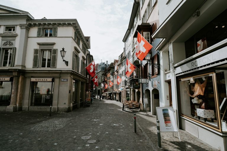 Swiss flags in Zurich (Claudio Schwarz/Unsplash)